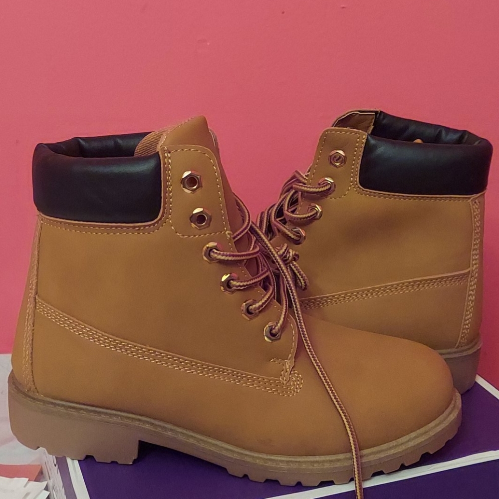Lace-up hiker boot